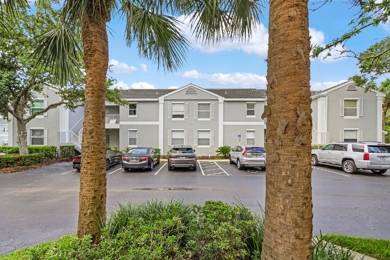Gorgeous Lakeview Condo in Gateway property image