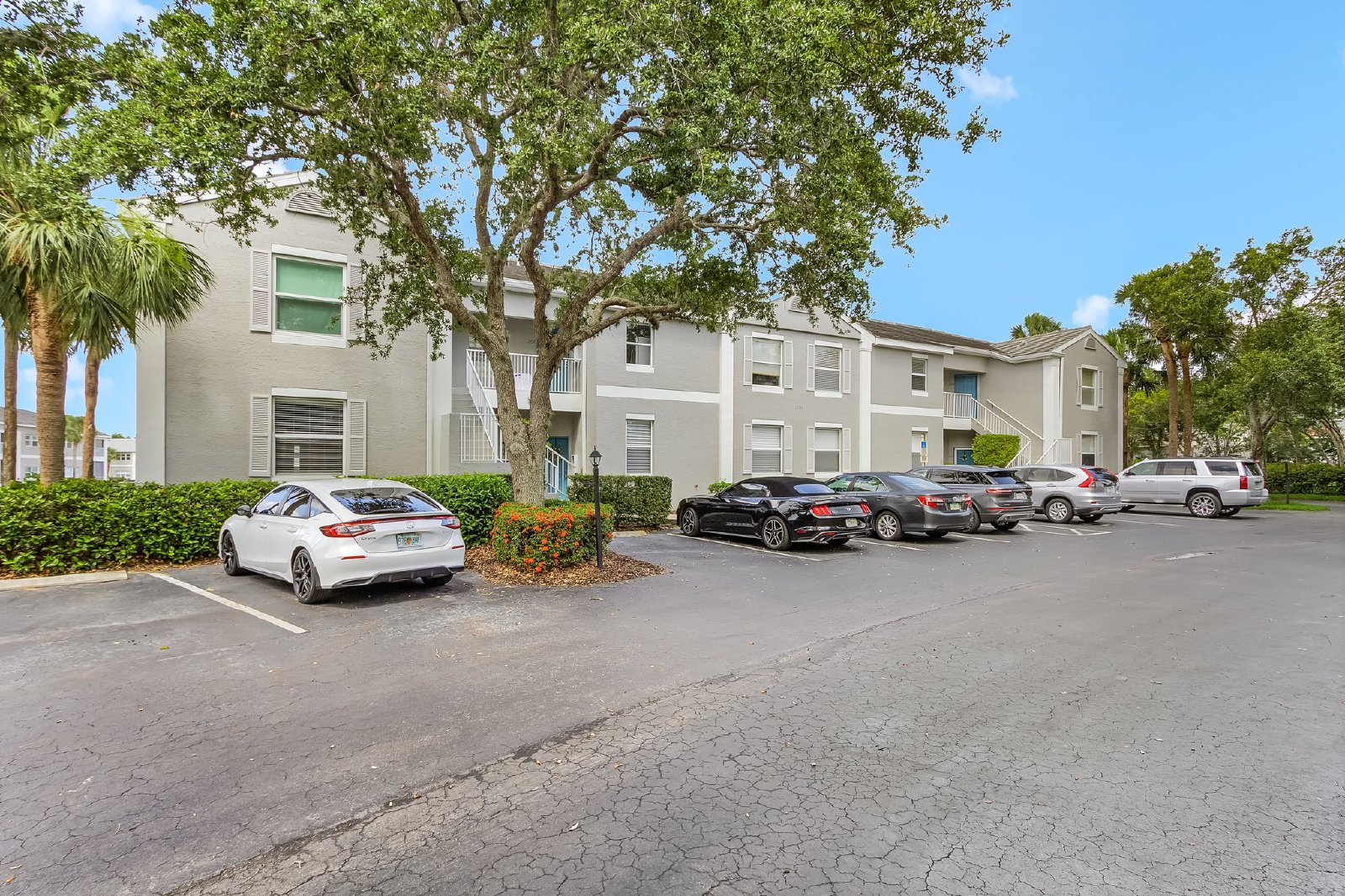 Gorgeous Lakeview Condo in Gateway property image