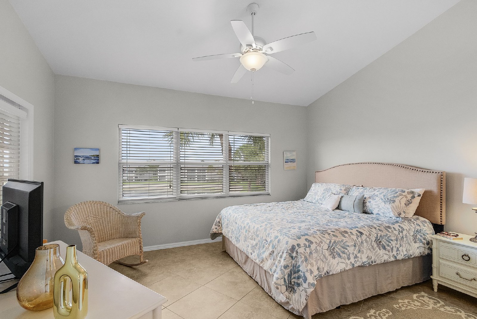 Gorgeous Lakeview Condo in Gateway property image