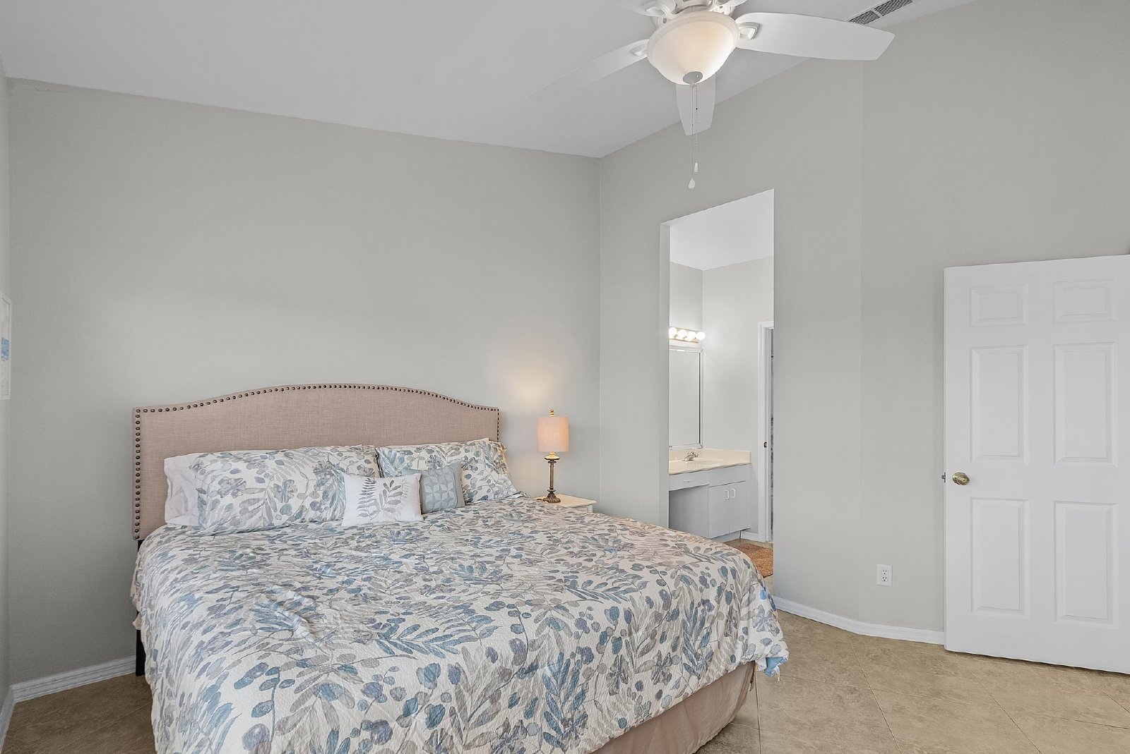 Gorgeous Lakeview Condo in Gateway property image