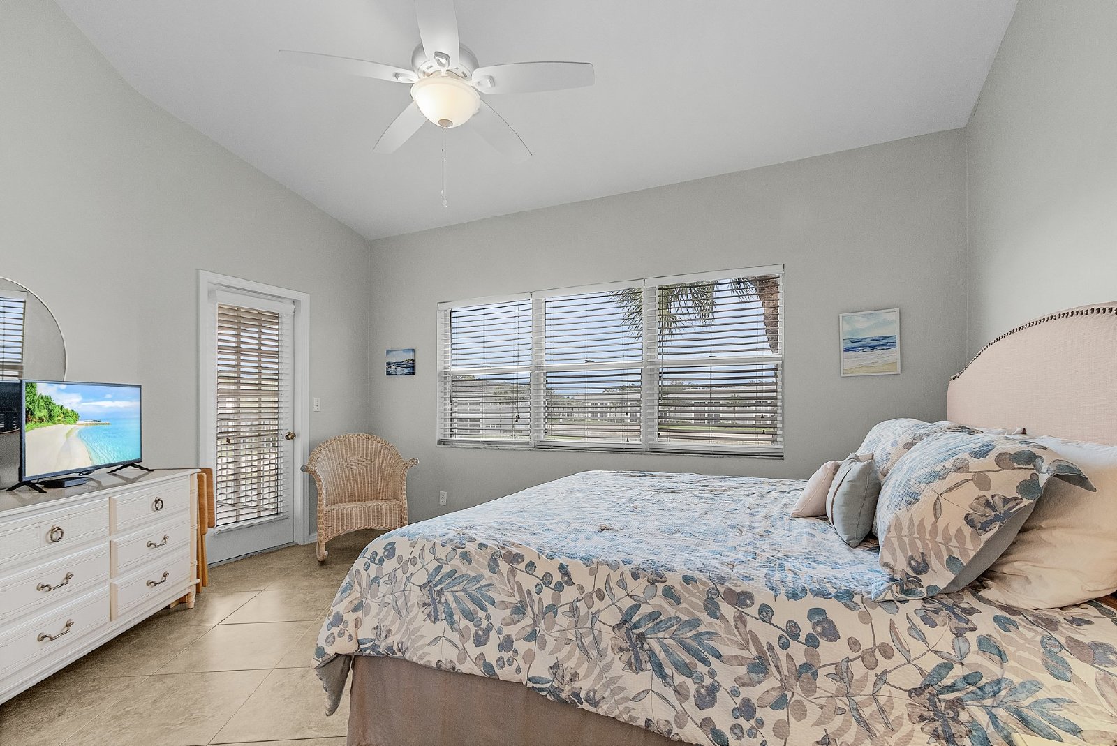 Gorgeous Lakeview Condo in Gateway property image