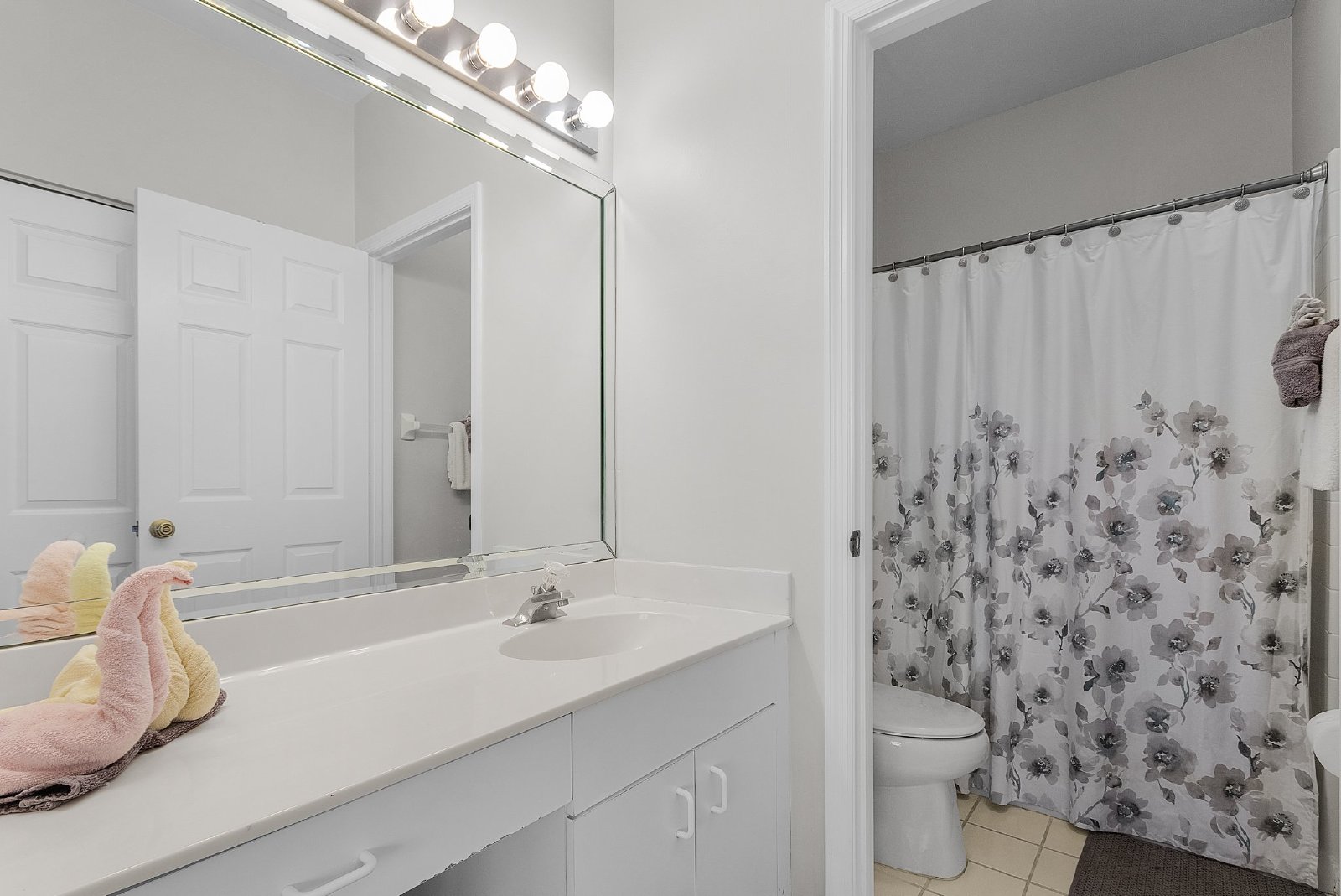 Gorgeous Lakeview Condo in Gateway property image
